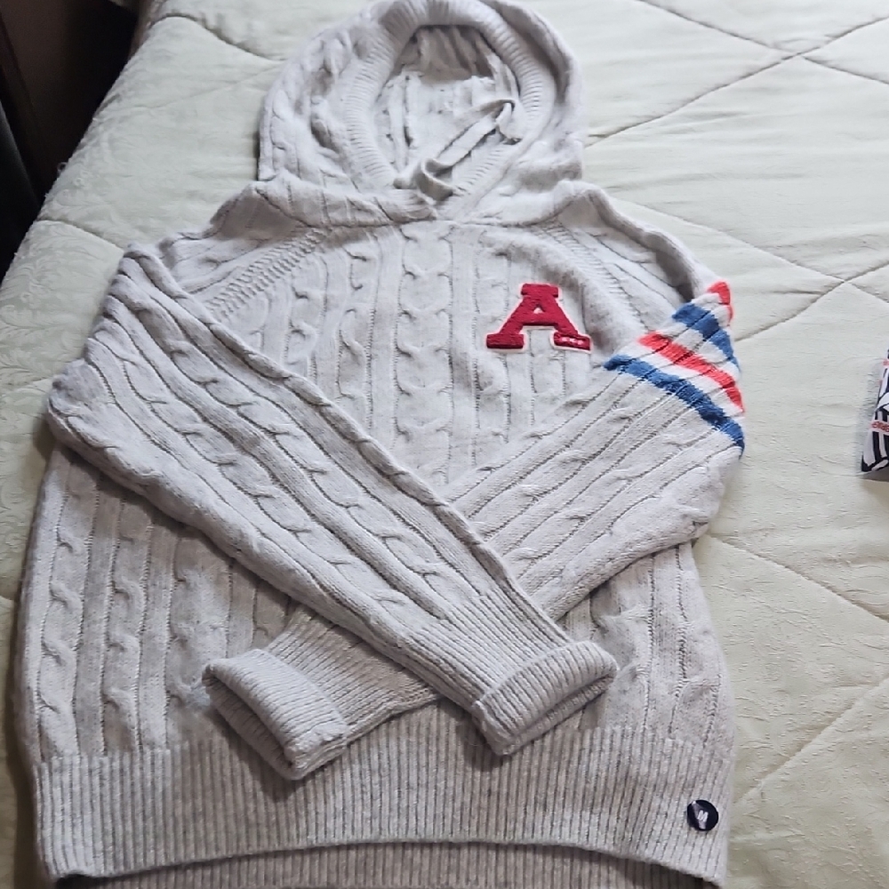 Abercrombie & Fitch Gray Cable Knit Sweater